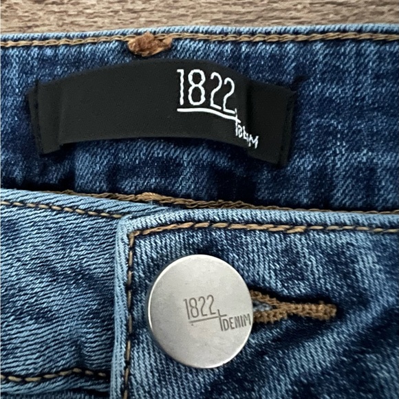 1822 Denim Light Blue Distressed Jeans - Picture 3 of 6